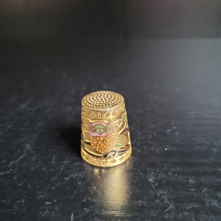 Fingerhut, Gold, mit Eulen Motiv und Blütenzweig