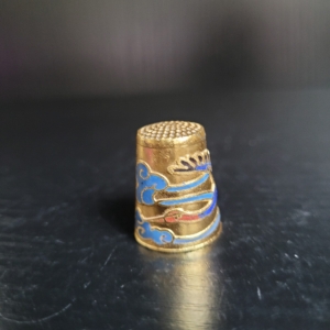 Fingerhut, Gold, mit blauem Kranich Motiv. Innen türkis emailliert