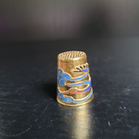 Fingerhut, Gold, mit blauem Kranich Motiv. Innen türkis emailliert