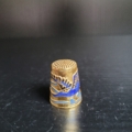 Fingerhut, Gold, mit blauem Kranich Motiv. Innen türkis emailliert