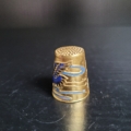 Fingerhut, Gold, mit blauem Kranich Motiv. Innen türkis emailliert