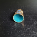 Fingerhut, Gold, mit blauem Kranich Motiv. Innen türkis emailliert