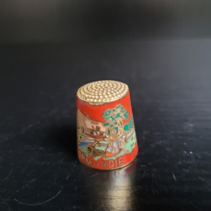 Fingerhut, orange, mit Landschafts Motiv, Normandie Schriftzug und Wappen