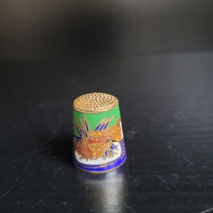 Fingerhut, grün blau, mit Enten/Vogel Motiv. Innen blau beiß emailliert
