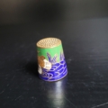 Fingerhut, grün blau, mit Enten/Vogel Motiv. Innen blau beiß emailliert