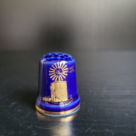 Fingerhut, Kobalt blau, mit Goldenem Windmühlen Motiv.
