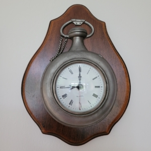 Wanduhr, Taschenuhr aus Holz und Zinn
