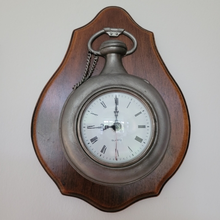 Wanduhr, Taschenuhr aus Holz und Zinn
