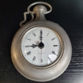 Wanduhr, Taschenuhr aus Holz und Zinn. Ansicht ohne Holzplatte