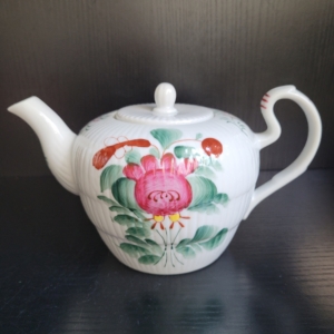 Teekanne, weiß, mit Blumendekor in pink, grün und orange
