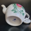 Teekanne, weiß, mit Blumendekor in pink, grün und orange. Ansicht Unterseite mit Stempel