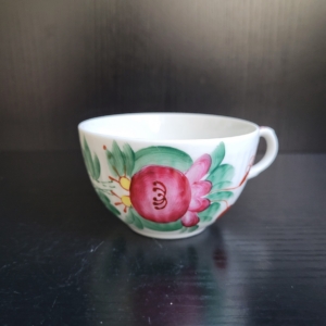 Teetasse, weiß, mit Blumendekor in pink, grün und orange