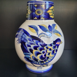 Vase, weiß, bauchig, mit schmalerem Hals. Blau gelbes Dekor und Fasan