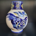 Vase, weiß, bauchig, mit schmalerem Hals. Blau gelbes Dekor und Fasan
