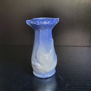 Kleine Vase, im hellblauen Verlauf, mit weißem Reliefvogel