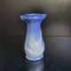 Kleine Vase, im hellblauen Verlauf, mit weißem Reliefvogel