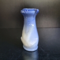 Kleine Vase, im hellblauen Verlauf, mit weißem Reliefvogel