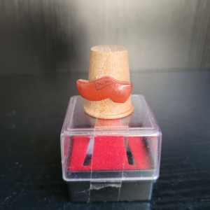 Fingerhut aus Holz, mit rotem Holzschuh