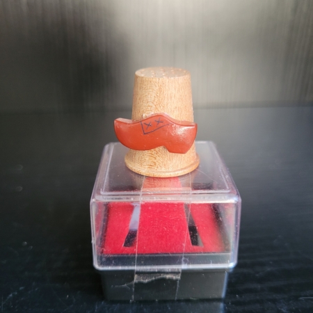 Fingerhut aus Holz, mit rotem Holzschuh