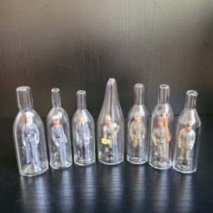 7 Mini Flaschenfiguren. Männer in Uniform