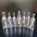 7 Mini Flaschenfiguren. Männer in Uniform. Seitenansicht
