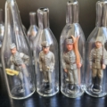 7 Mini Flaschenfiguren. Männer in Uniform. 4 als Nahansicht