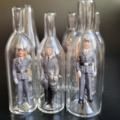7 Mini Flaschenfiguren. Männer in Uniform. 3 als Nahansicht