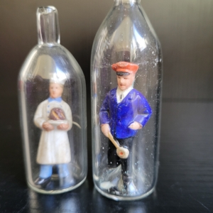 2 Flaschenfiguren. Bäcker und Schaffner