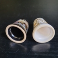 2 Fingerhüte, in schwarz und weiß, mit Delfin und Seepferdchen Motiven