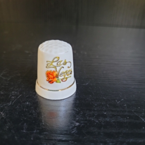 Fingerhut, weiß, mit Goldrand, Aufschrift Las Vegas und oranger Rose
