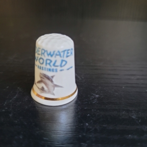 Fingerhut, weiß, mit blauer Schrift, 2 Haien und Goldrand