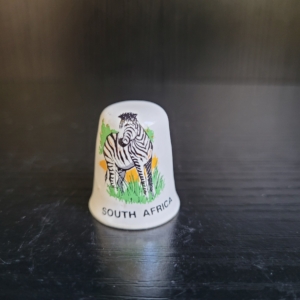Fingerhut, weiß, mit Zebra und Schriftzug