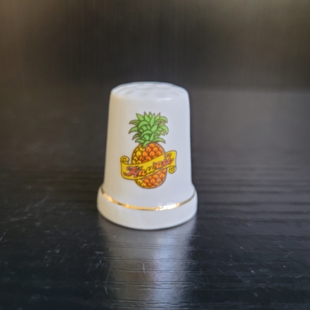 Fingerhut, weiß, mit Ananas und Schriftzug Hawaii