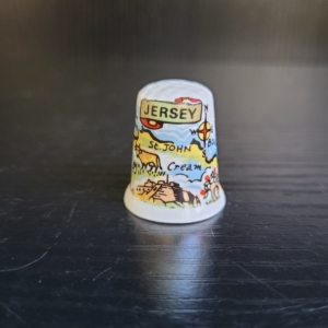 Fingerhut, weiß, mit bunten, ländertypischen Motiven