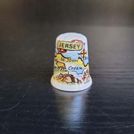 Fingerhut, weiß, mit bunten, ländertypischen Motiven