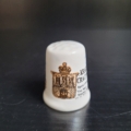 Fingerhut, weiß, mit Wappen und buntem Motiv: Schloss und Pferdekutsche