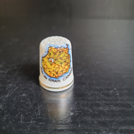 Fingerhut, weiß, mit Goldrand und buntem Inselmotiv