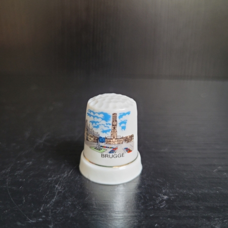 Fingerhut, weiß, mit Goldrand. Motiv: der Turm von Brügge