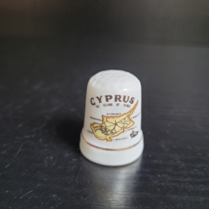 Fingerhut, weiß, mit Goldrand, Inselmotiv und Aufschrift Cyprus