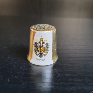 Fingerhut, Gold weiß, mit österreichischem Wappen und Aufschrift Austria
