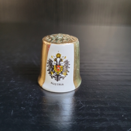 Fingerhut, Gold weiß, mit österreichischem Wappen und Aufschrift Austria