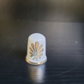 Rückseite mit goldenem Emblem