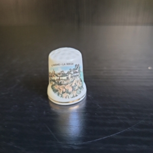 Fingerhut, weiß, mit Goldrand und Motiv Festung auf dem Berg