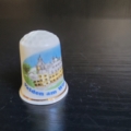 Fingerhut, weiß, mit Goldrand und Schlossmotiv