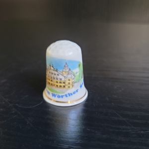 Fingerhut, weiß, mit Goldrand und Schlossmotiv