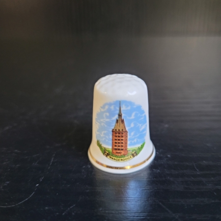 Fingerhut, weiß, mit Goldrand und Turmmotiv