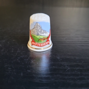 Fingerhut, weiß, mit Goldrand und Bergmotiv