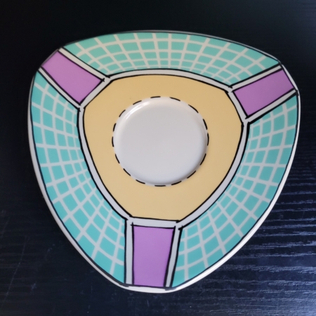 Untertasse, 3-eckich, cremeweiß, mit bunt gestaltetem Design