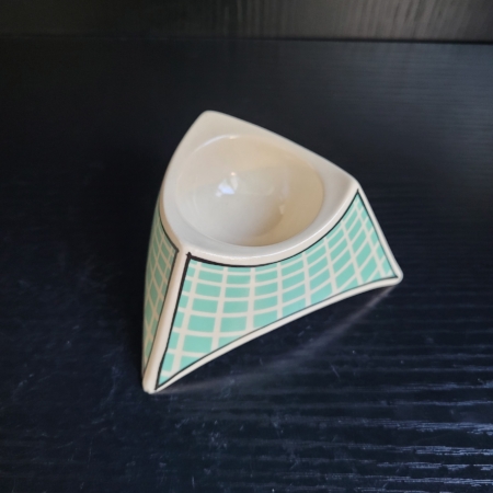 Eierbecher, 3-eckige Form, cremeweiß, mit türkisem Gitter Design