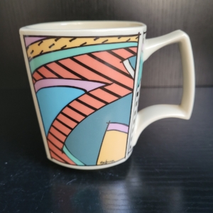 Kaffeebecher, eckig-rund, cremeweiß matt, mit bunten Motiven an den Außenseiten